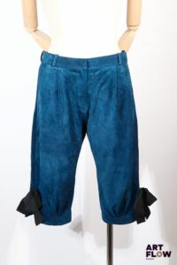 CHRISTIAN DIOR - Pantacourt en daim cuir de veau de couleur bleu canard orné de noeuds noirs sur les côtés - taille 36 - Bon état général malgré quelques très légers défauts