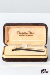 CHRISTIAN DIOR Pince à cravate en métal doré monogrammées Longueur : 5 cm Dans son écrin d'origine