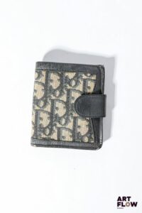 CHRISTIAN DIOR Porte feuille en tissu monogrammé et cuir noir, fermeture à pression sous rabat Dimensions : 9 x 10 cm