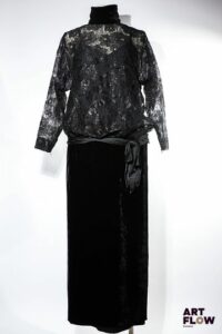 CHRISTIAN DIOR Robe longue en dentelle et velours noir Taille présumée 36/38 Bon état général malgré quelques légers défauts (petits fils tirés)