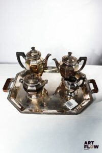 CHRISTOFLE Collection Gallia Service à thé et café en métal argenté et anses en bois composé d'une théière, d'une cafetière, d'un pot a lait et d'un sucrier. On y joint un plateau poinçon Christofle attribué à la collection Gallia Bon état général malgré quelques légers défauts (usures d'usage)