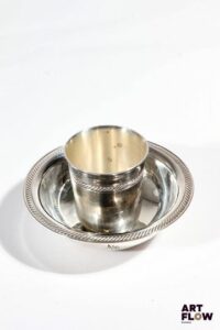CHRISTOFLE Ensemble comprenant une coupelle et un bol en métal argenté Chiffrés H.7,5 cm (timbale) et H.4 cm x D.14 cm (bol) Petites rayures d'usage