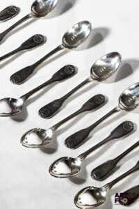 CHRISTOFLE Ensemble de 12 cuillères à café. Dans une boîte. Petites rayures d'usage