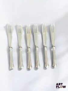 Christofle Lot de 6 fourchettes à melon en métal argenté.