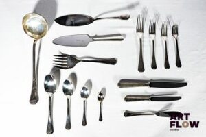 CHRISTOFLE Ménagère de 136 pièces en métal argenté modèle America comprenant : - 12 couverts (12 cuillères et 12 fourchettes) - 12 couteaux - 12 couverts à poisson (12 fourchettes et 12 couteaux) - 12 couverts à entremets (12 cuillères et 12 fourchettes) - 12 couteaux à entremets - 12 fourchettes à gâteau (dans une boîte en carton séparée) - 12 petites cuillères - 12 cuillères à café - 1 louche - 1 pelle à tarte - 1 service à poisson
