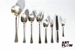CHRISTOFLE Modèle America Ménagère en metal argenté 12 couverts, 52 pièces total, comprenant : - 12 couverts (12 fourchettes et 12 cuillères) - 12 couteaux - 12 petites cuillères - 1 cuillère à ragout - 1 louche - 1 couvert à salade (fourchette et cuillère) Dans son écrin de la Maison.