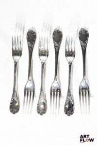 CHRISTOFLE Modèle Marly Partie de ménage en métal argenté de 31 pièces comprenant : - 6 couverts de table (6 cuillères et 6 fourchettes) - 6 petites cuillères - 6 couteaux - 6 petits couteaux - 1 grande cuillère de service En partie dans un coffret Bon état général malgré quelques légers défauts (petites rayures d'usage)