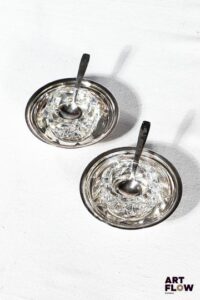 CHRISTOFLE Paire de salière et poivrière en cristal Baccarat et métal argenté. Dans leur boîte d'origine. Bon état général malgré quelques légers défauts (oxydations, et petits accidents sur le cristal).