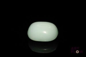 Chrysoprase cabochon ovale. 8.84 cts. 13.8mm x 11.8mm