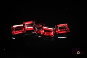 Cinq grenats rectangulaires à pans coupés. 4.22 cts. Dims. moy.: 6.0mm x 4.0mm