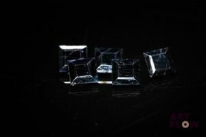 Cinq saphirs carrés à pans vifs. 7.26 cts. Dims. moy.: 6.0mm x 6.0mm