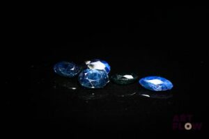 Cinq saphirs de tailles diverses. 4.40 cts. Dims. moy.: 6.75mm x 5.0mm