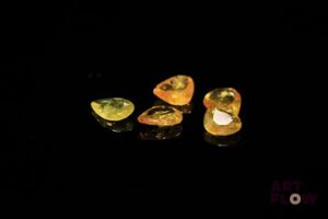 Cinq saphirs jaunes poires. 1.75 ct. Dims. moy.: 5.0mm x 5.0mm