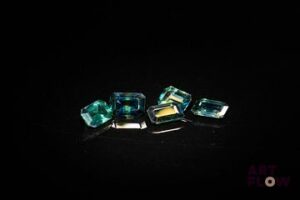 Cinq saphirs rectangulaires à pans coupés. 3.16 cts. Dims. moy.: 6.0mm x 4.0mm