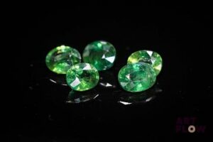 Cinq saphirs verts ovales. 6.10 cts. Dims. moy.: 6.75mm x 5.25mm