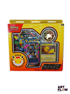 Coffret Collection journée Pokémon 2026 Pikachu "Pokémon Day", sorti à l'occasion du 30ème Anniversaire de la franchise Pokémon. Neuf scellé Coins endommagés (cf photos) En français