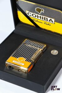 COHIBA Briquet en métal argenté laqué à décor géométrique noir blanc et orange Dim. 6,5 x 3,5 cm Dans son écrin Très bon état général