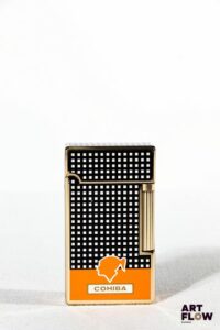 COHIBA Briquet en métal argenté laqué à décor géométrique noir et blanc. 6,5 x 3,5 cm Dans son écrin Très bon état général