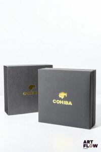 COHIBA Briquet en métal argenté laqué à décor géométrique noir et blanc Dim. 6,5 x 3,5 cm Dans son écrin Très bon état général