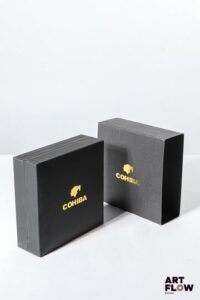 COHIBA Briquet en métal argenté laqué à décor géométrique noir et blanc Dim. 6,5 x 3,5 cm Dans son écrin Très bon état général