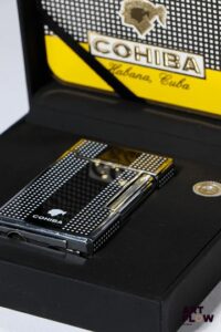 COHIBA Briquet en métal argenté laqué à décor géométrique noir et blanc Dim. 6,5 x 3,5 cm Dans son écrin Très bon état général