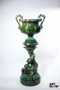 Dans le goût de Clément Massier Importante jardinière et colonne en céramique émaillée à décor de dauphins. H. 137 cm environ