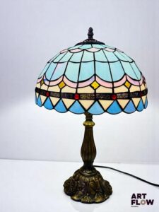 Dans le style de Tiffany's Lampe de bureau, l'abat-jour en verre teinté Très bon état. H. 50 cm ; d. 31 cm - Expédition obligatoire.