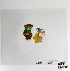 D'après Cynthia Ward Ewoks Cellulo à l’encre et à la gouache représentant des personnages Ewoks assis Série animée américaine inspirée du film Star Wars: Le Retour du Jedi de Richard Marquand (1983) "Ces petites créatures courageuses défendent leur village et affrontent l’Empire Galactique avec ruse et solidarité, mêlant aventure et amitié." Dimensions : 26,5 x 31,5 cm