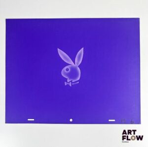 D'après Playboy Impression au pochoir et aérographe sur papier monochrome violet représentant un lapin stylisé de profil « Playboy est un magazine emblématique fondé en 1953, devenu une référence internationale mêlant photographie, culture, interviews et art de vivre. Reconnaissable à son célèbre logo du lapin, il a marqué plusieurs générations par son esthétique, son audace éditoriale et son influence dans la culture populaire. » Dimensions : 26,5 x 34 cm