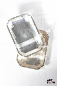 Deux plats rectangulaires en argent, l'aile légèrement chantournée et à décor de filets. Blason. Poids brut : 238 g et 234 g. Dimensions : 20,5 x 14 cm environ