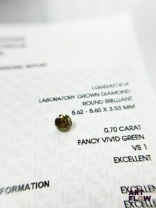 Diamant de synthèse de 0,7 carats de forme ronde, avec certificat précisant : FANCY, VS1