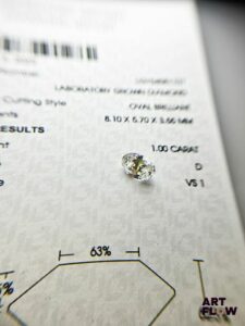 Diamant de synthèse de 1 carats de forme ovale, avec certificat précisant : D, VS1