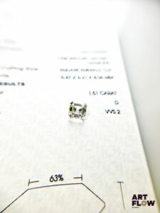 Diamant de synthèse de 1,51 carats de forme carrée émeraude, avec certificat précisant : D, VVS2