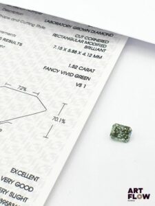 Diamant de synthèse de forme Radiant de 1,52 carats. Accompagné d'un certificat de laboratoire de l'IGI (international gemological Institute) précisant : Fancy Vivid Green, VS 1
