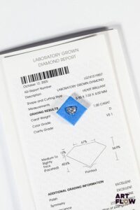 Diamant de synthèse (lab-grown diamond) de forme coeur 1 carats, accompagné d'un certificat de laboratoire (IGI) indiquant : D, VS1