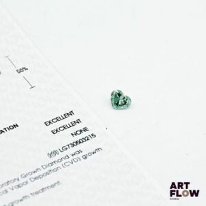 Diamant de synthèse (lab-grown diamond) de forme coeur 1 carats, accompagné d'un certificat de laboratoire (IGI) indiquant : Fancy Vivid Green, VS1