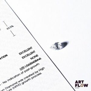 Diamant de synthèse (lab-grown diamond) de forme poire 1,01 carats, accompagné d'un certificat de laboratoire (IGI) indiquant : D, VS1