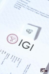 Diamant de synthèse taille coeur de 1.02 carat. Accompagné d'un certificat de laboratoire de l'IGI (international gemological Institute) précisant : Dimensions : 6.37 x 7.01 x 3.97 mm Couleur : D Pureté : VS 1 Fluorescence : aucune