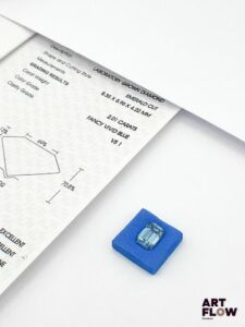 Diamant de synthèse taille émeraude de 2,01 carats. Accompagné d'un certificat de laboratoire de l'IGI (international gemological Institute) précisant : Fancy vivid blue, VS 1