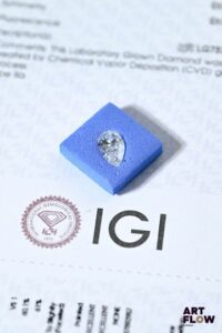 Diamant de synthèse taille poire de 1.00 carat. Accompagné d'un certificat de laboratoire de l'IGI (international gemological Institute) précisant : Dimensions : 9.19 x 5.49 x 3.30 mm Couleur : D Pureté : VS 1 Fluorescence : aucune