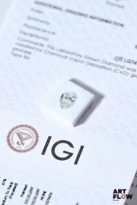 Diamant de synthèse taille poire de 1.01 carat. Accompagné d'un certificat de laboratoire de l'IGI (international gemological Institute) précisant : Dimensions : 9.40 x 5.71 x 3.19 mm Couleur : D Pureté : VS 1 Fluorescence : aucune