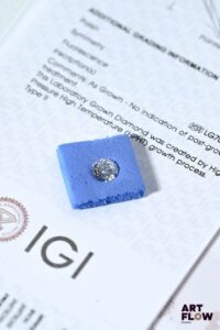 Diamant de synthèse taille ronde de 1.06 carat. Accompagné d'un certificat de laboratoire de l'IGI (international gemological Institute) précisant : Dimensions : 6.46 - 6.52 x 4.03 mm Couleur : D Pureté : VS 1 Qualité de la taille du diamant : Ideal Fluorescence : aucune