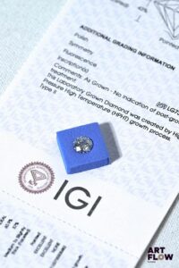 Diamant de synthèse taille ronde de 1.08 carat. Accompagné d'un certificat de laboratoire de l'IGI (international gemological Institute) précisant : Dimensions : 6.60 - 6.62 x 4.03 mm Couleur : D Pureté : VS 1 Qualité de la taille du diamant : Ideal Fluorescence : aucune