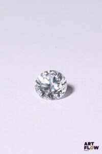 Diamant de synthèse taille ronde de 4,00 carats. Accompagné d'un certificat de laboratoire de l'IGI (international gemological Institute) précisant : Dimensions : 10,01 - 10,10 x 6,31 mm Couleur : D Pureté : VS 1 Qualité de la taille du diamant : Excellent Fluorescence : aucune