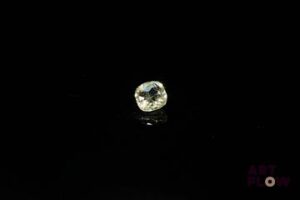 Diaspore coussin. Color change. 0.37 ct. 4.0mm x 4.0mm