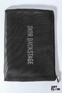 DIOR BACKSTAGE Pochette en maillage de matière synthétique noire Dimensions : 21 x 29 cm