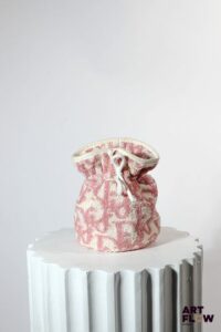 DIOR Pochette vanity en tissu éponge monogrammée dans les tons rose et blanc H. 19,5 cm Tâches