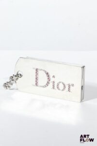 DIOR Porte clés servant de palette de maquillage en métal argenté, inscription de la marque sertie de strass Dimensions : 9 x 4,5 cm