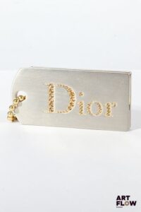 DIOR Porte clés servant de palette de maquillage en métal doré, inscription de la marque sertie de strass Dimensions : 9 x 4,5 cm