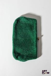 DIOR Superbe pochette du soir rebrodée de perles vertes, le fermoir en métal doré orné de deux imitations de diamant en serti clos. 23 x 13 cm Traces internes.